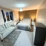 Two Bed Spacious Apartment, Central Location, Free Parking And Wifi