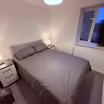 Two Bed Spacious Apartment, Central Location, Free Parking And Wifi