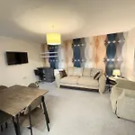 Two Bed Spacious Apartment, Central Location, Free Parking And Wifi