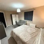 Two Bed Spacious Apartment, Central Location, Free Parking And Wifi