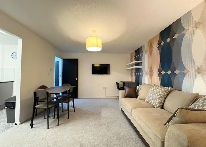 Two Bed Spacious Apartment, Central Location, Free Parking And Wifi