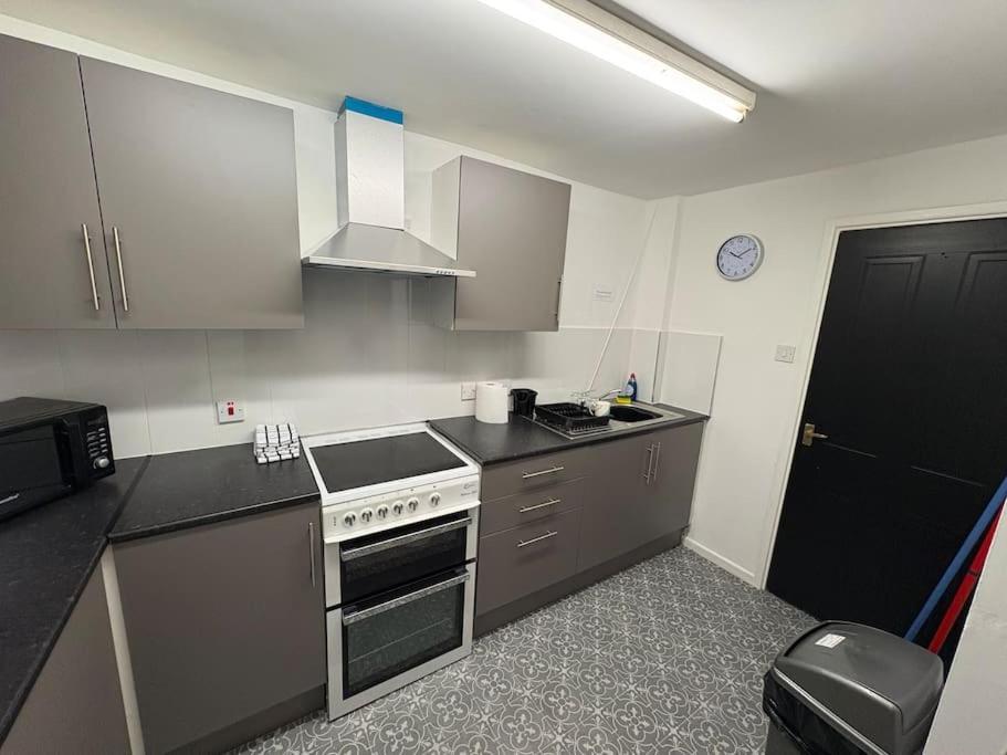 Apartment Two Bed Spacious Apartment, Location, Free Parking And Wifi