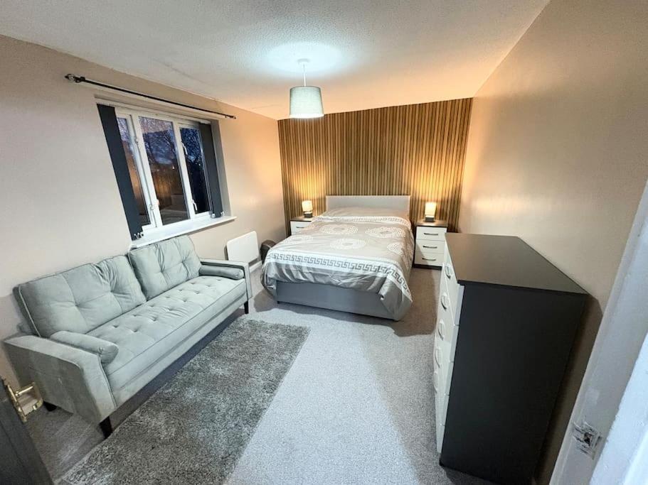 Two Bed Spacious Apartment, Location, Free Parking And Wifi Apartment