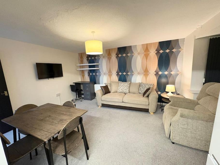 Two Bed Spacious Apartment, Location, Free Parking And Wifi *