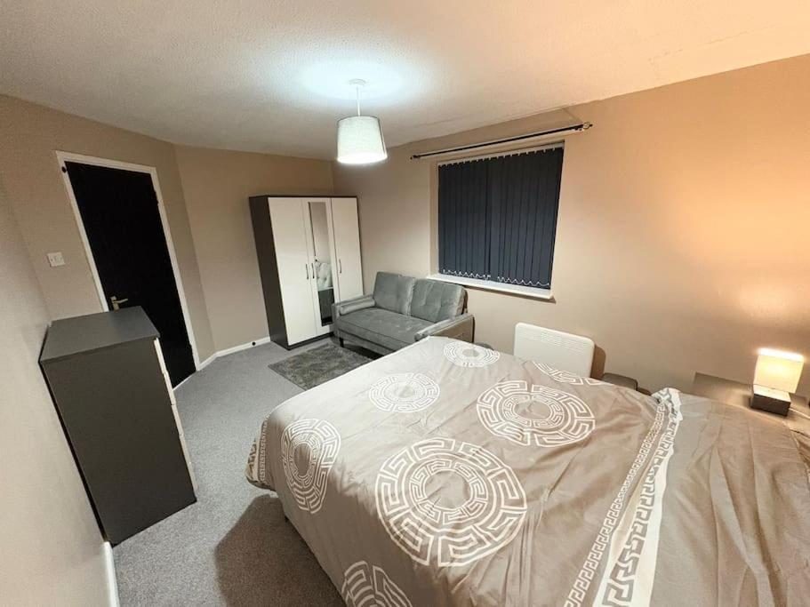 Apartment Two Bed Spacious Apartment, Location, Free Parking And Wifi *