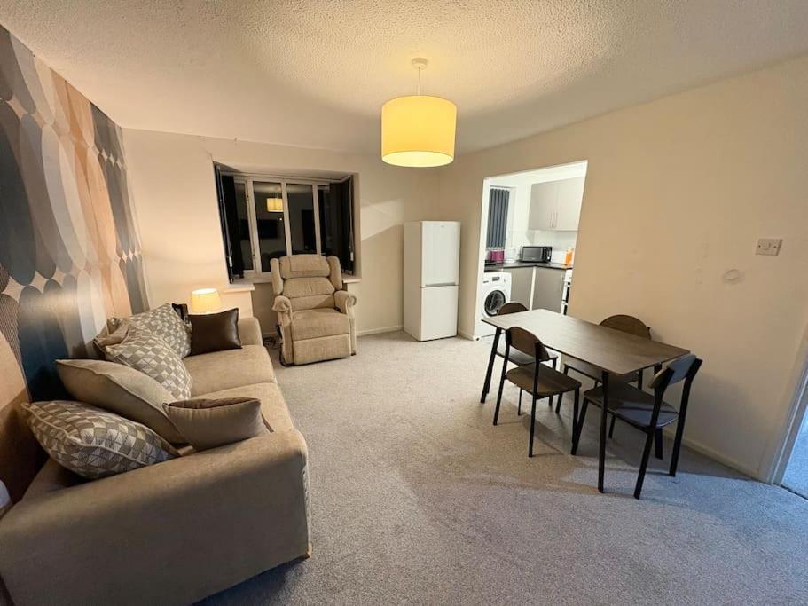 Two Bed Spacious Apartment, Location, Free Parking And Wifi Birmingham