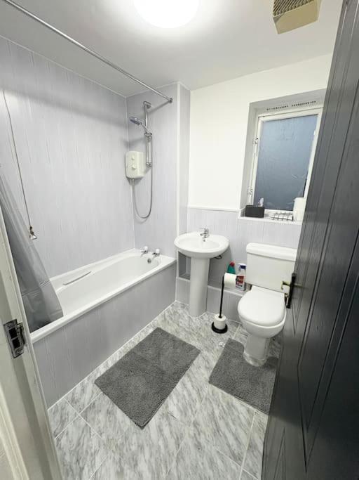 Two Bed Spacious Apartment, Location, Free Parking And Wifi