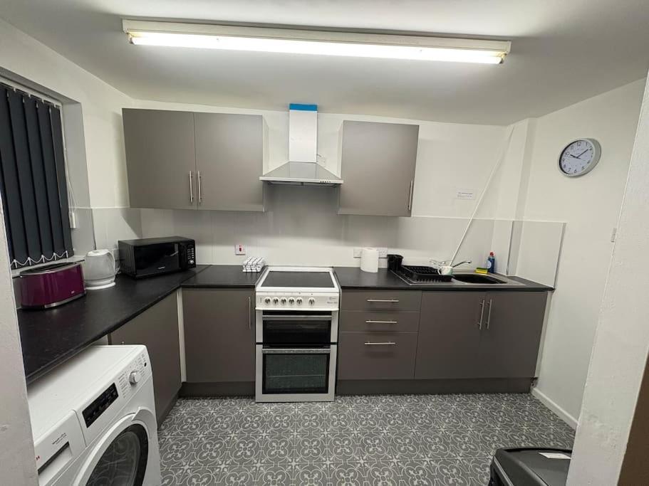 Apartment Two Bed Spacious Apartment, Location, Free Parking And Wifi