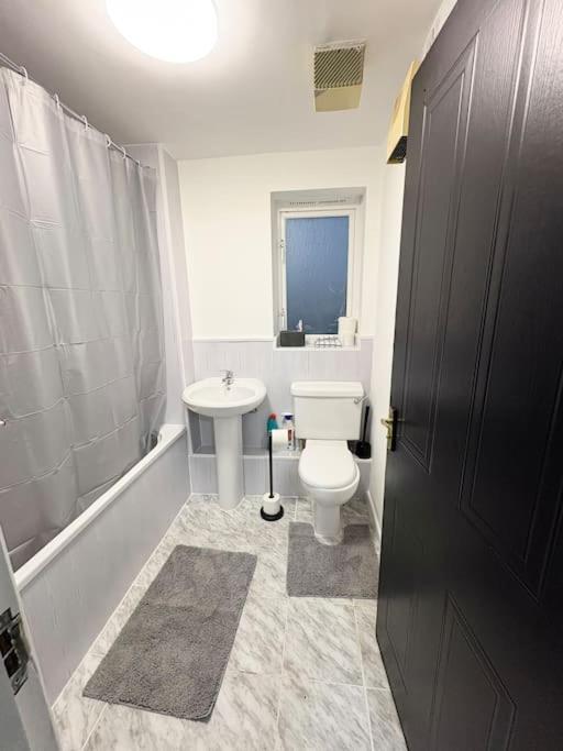 Two Bed Spacious Apartment, Location, Free Parking And Wifi *
