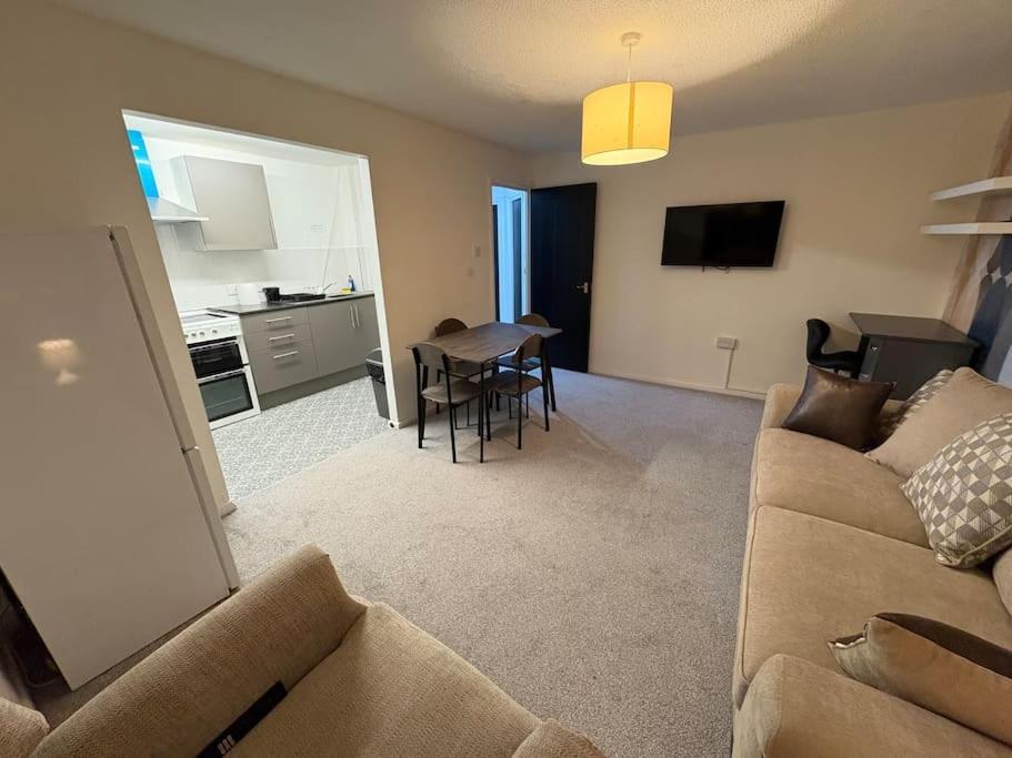 Two Bed Spacious Apartment, Location, Free Parking And Wifi