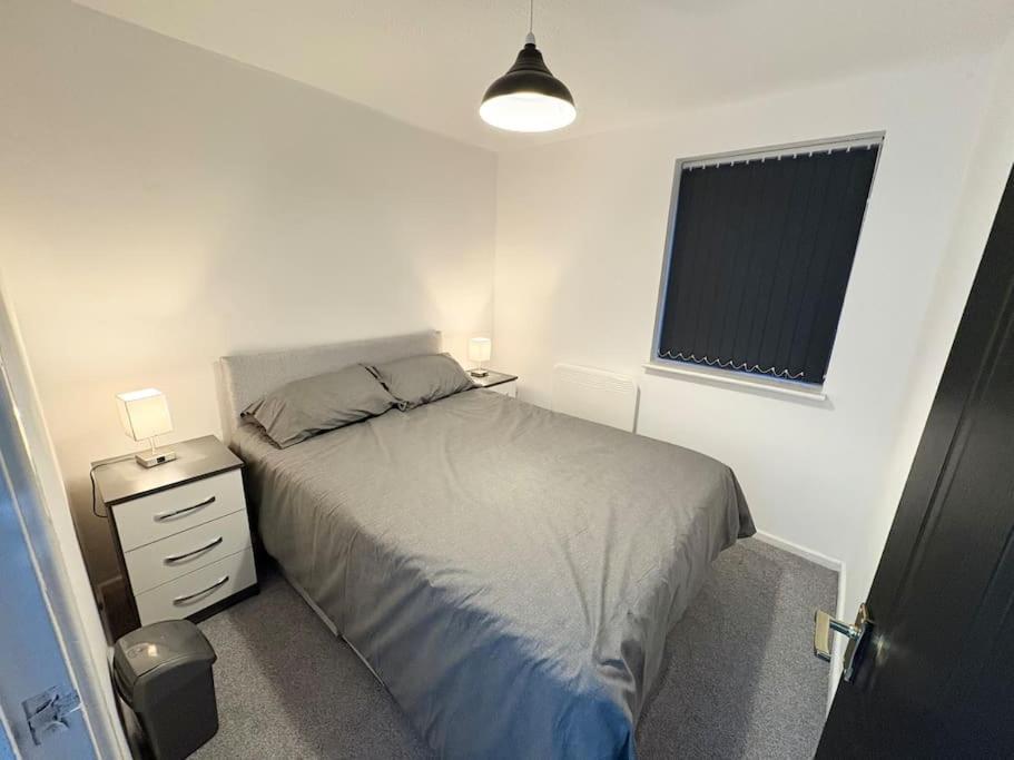 Two Bed Spacious Apartment, Location, Free Parking And Wifi