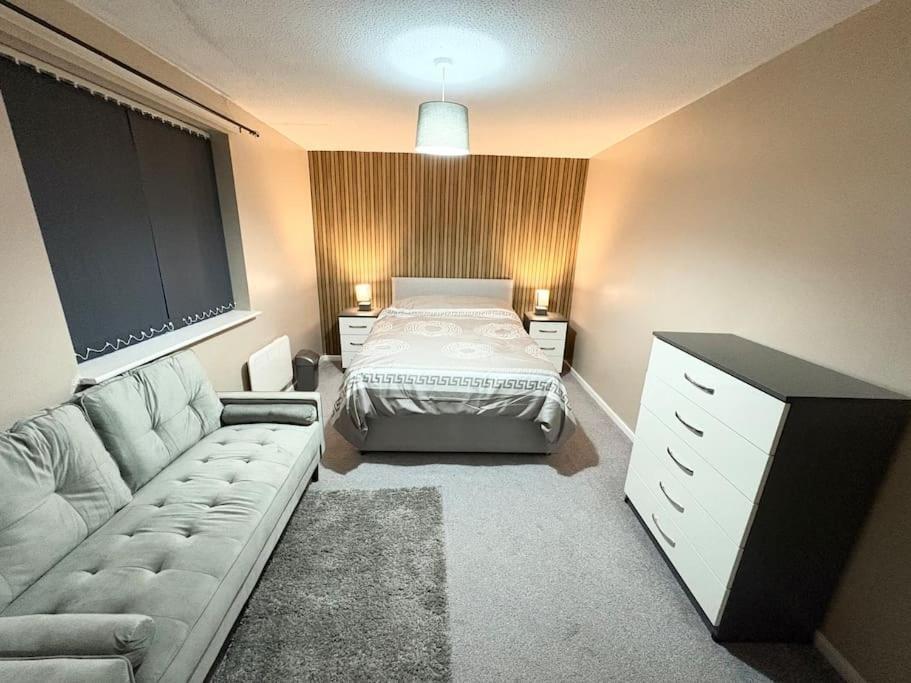 Two Bed Spacious Apartment, Location, Free Parking And Wifi Apartment