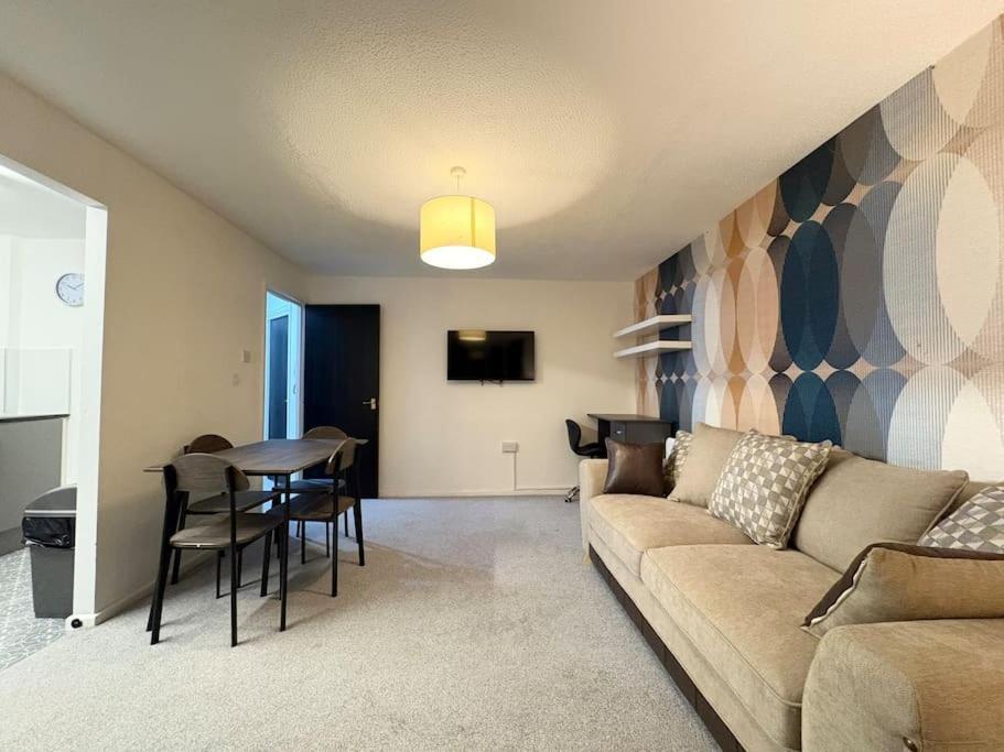 Two Bed Spacious Apartment, Location, Free Parking And Wifi Birmingham
